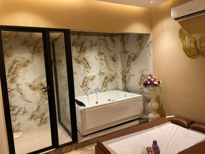Jacuzzi bath in spa in jubilee hills